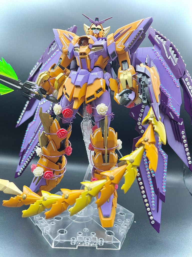 全体図。ヒートロッドは莉嘉ちゃんのヘアゴムをイメージした2色で塗っています。腕と脚には元と同様に、紫のワイヤーに薔薇の小物を通したものを巻き付けています。腰とウイングのパーツは一部塗り分けをしており、マスキングは初でしたが満足のいくものができたと思います😊