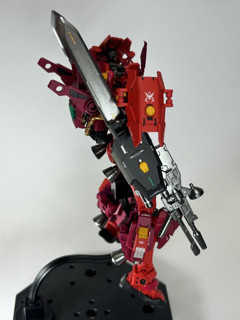 サイド。肩に貼ったシャアのエンブレムがお気に入りです。（時代が違いますが） 制作工程は本体改修、エアブラシ全塗装、筆塗り部分塗装、一部墨入れ、デカール、艶消しトップコートです。