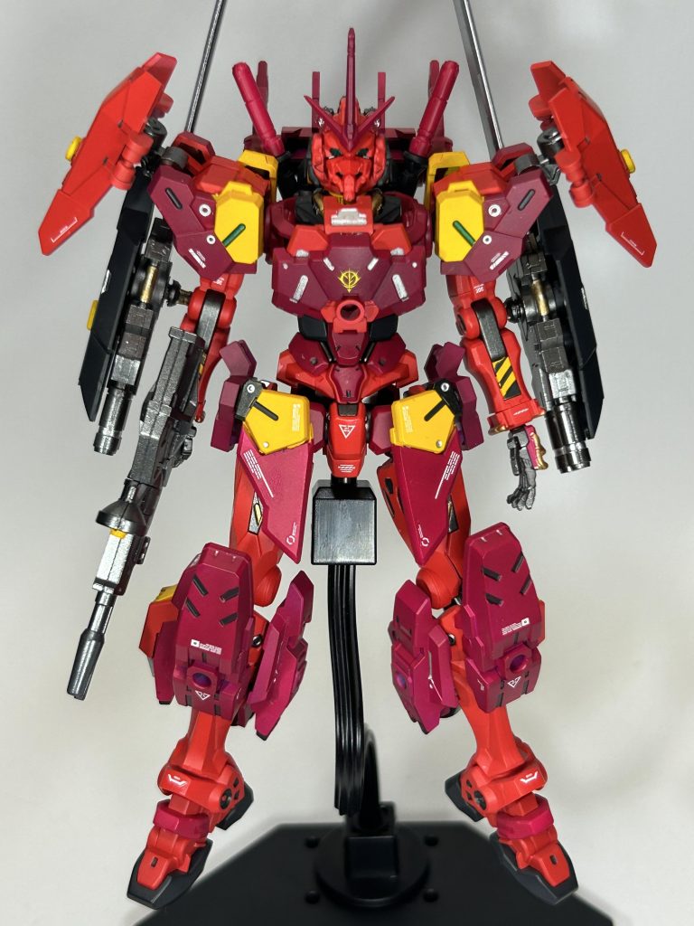 正面。 赤いガンダムにフルアーマーユニットを各部装着した状態。ガンダム本体はブレードアンテナにシャア専用らしく角を追加。サイドアーマー取り付け用に3ミリ穴開口のみです。