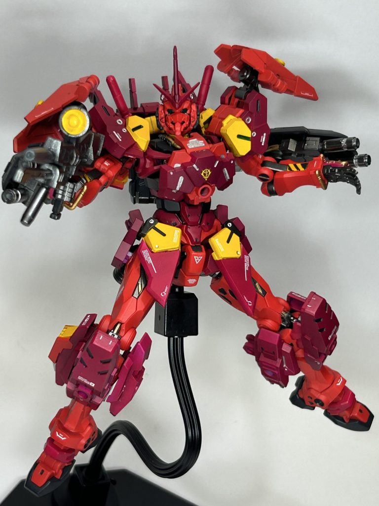 ポージング1 ディティールの多いジークアクス系のキットには30MMが合うだろうなと思っていましたが、予想よりもマッチしてテンション上がりました！カラーリングは見た目がアヴァランチエクシアに似ていたので、最初は青と白メインにしようかと思いましたが、赤いガンダムなのでアヴァランチアストレアtypeFカラーにしてみました。