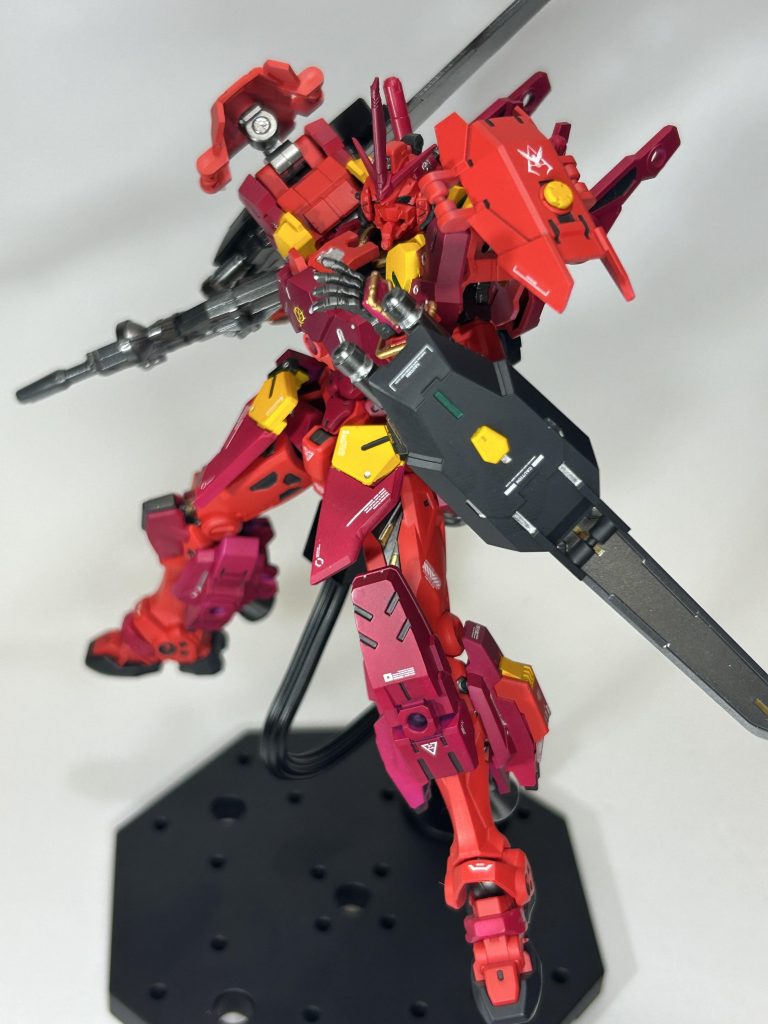 ポージング2 次の改造で使いたいのでビットは装着していませんが、一応肩のアーマーを外す事でビットを取り付ける事も可能です。