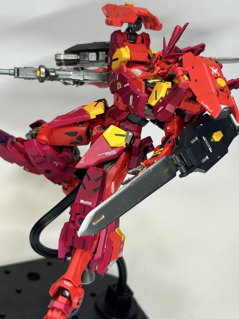 ポージング4 シールドを回転する事でブレードを展開！ヒートアックスもあるし実剣がついていても良いでしょう！なによりカッコいいし！