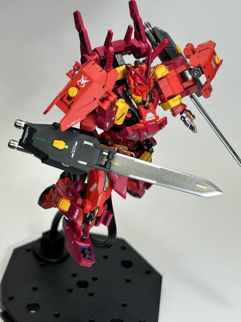 ポージング5 ダブルブレード展開！今回は筆塗り部分塗装が多くて地獄でしたが、シルバー、黒、ゴールド、エメラルドグリーンで塗り分けて情報量がアップしたので満足です♪特に各部パイプ？ケーブル？ぽいパーツをゴールドにしたら見栄えがグッと上がったような気がする、、、気がするだけ、、、かも、、、