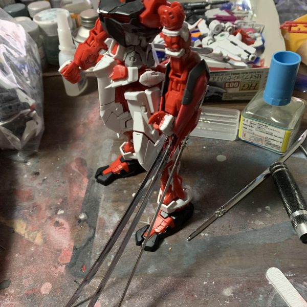 MGガンダムアストレイとイージスガンダムのミキシングですイージスの肩をガントレットに見立てて腕に装備そこにガーベラストレートを差し込み鉤爪風にブルーフレームDの顔とイージスの兜をニコイチし、スキマにエクリプスガンダムの耳部分を貼り付け（2枚目）