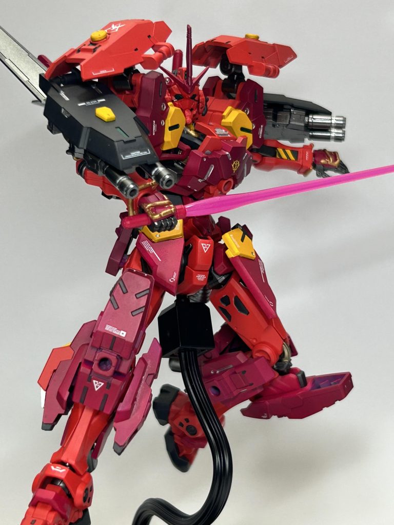 ポージング6 もちろんビームサーベルも使えます。本当はフルアーマーらしく全てのアーマーを外して並べて撮影。なんてしたくて一応全てのアーマーは取り外しが出来るように制作したのですが、外してみたら塗装ハゲが😭（肩のみパーツの変更がありますが）塗り直す気力もないので今回は見送ります。  