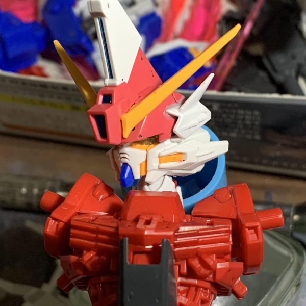 MGガンダムアストレイとイージスガンダムのミキシングですイージスの肩をガントレットに見立てて腕に装備そこにガーベラストレートを差し込み鉤爪風にブルーフレームDの顔とイージスの兜をニコイチし、スキマにエクリプスガンダムの耳部分を貼り付け（3枚目）