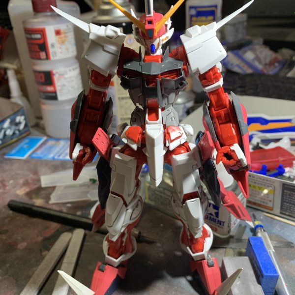 MGガンダムアストレイとイージスガンダムのミキシングですイージスの肩をガントレットに見立てて腕に装備そこにガーベラストレートを差し込み鉤爪風にブルーフレームDの顔とイージスの兜をニコイチし、スキマにエクリプスガンダムの耳部分を貼り付け（4枚目）