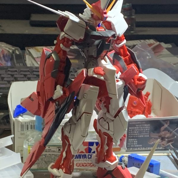 MGガンダムアストレイとイージスガンダムのミキシングですイージスの肩をガントレットに見立てて腕に装備そこにガーベラストレートを差し込み鉤爪風にブルーフレームDの顔とイージスの兜をニコイチし、スキマにエクリプスガンダムの耳部分を貼り付け（1枚目）