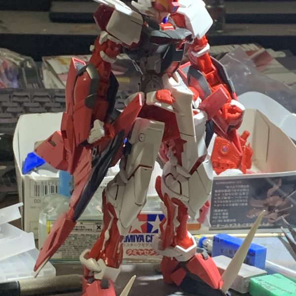 MGガンダムアストレイとイージスガンダムのミキシングですイージスの肩をガントレットに見立てて腕に装備そこにガーベラストレートを差し込み鉤爪風にブルーフレームDの顔とイージスの兜をニコイチし、スキマにエクリプスガンダムの耳部分を貼り付け（5枚目）