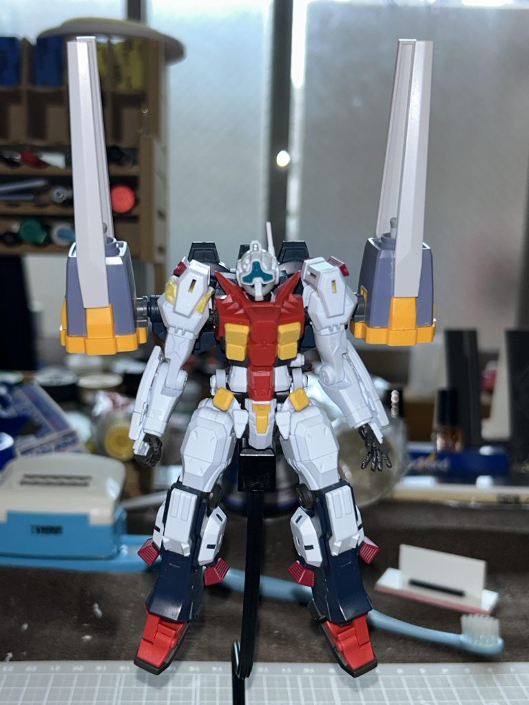塗装前。太ももが元々ゴツいので、フルアーマーガンダムの脚部が結構合っているように感じましたが、腕が貧相になったのでバランスを取る為肩にもパーツを追加しました。