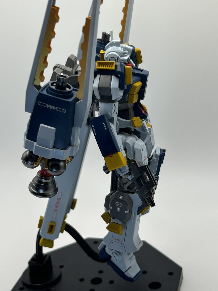 サイド。 カラーリングはGジェネオリジナルのネティクスや量産型νガンダムを意識しましたが、完成してみるとスレッガー専用ジムにも似てるなぁとか思ったり、、、脚部は3ミリランナーを軸にするとすぐに交換する事が出来ました♪