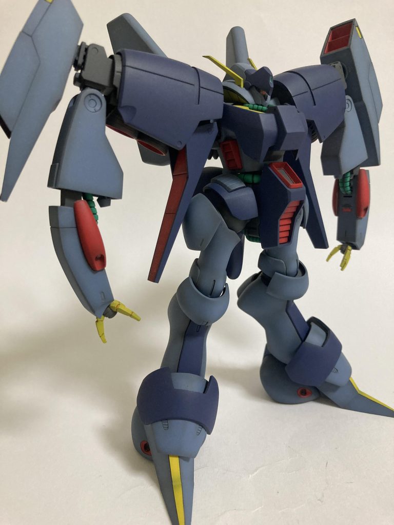 腕が挟み込みが多く、塗装は結構面倒…隙間消しを行い、マスキングして塗装しました