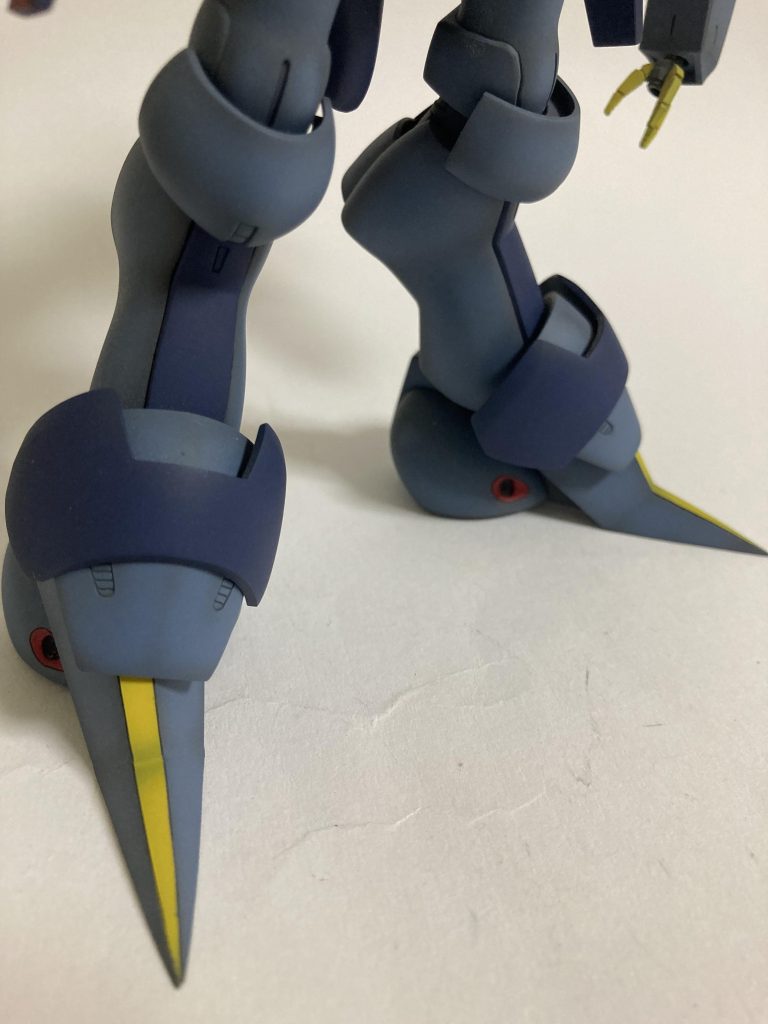 足の甲の黄色は墨入れしたかったので、出角に慎重にモールドを掘りました爪先はキンキンにエッジ出ししました