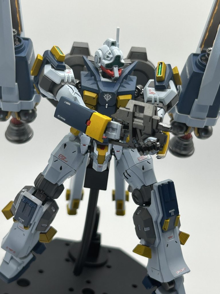 脚部、肩部にはフルアーマーガンダムからスラスターを持ってきて、機体重量が増えた分を補いつつ、機体制御に使うという設定です。また、ビット装備でエネルギーも膨大に使うのでフルアーマーガンダムのプロペラントブースター？もパックパックにボールデンアームズのボールジョイントを使って付けています。