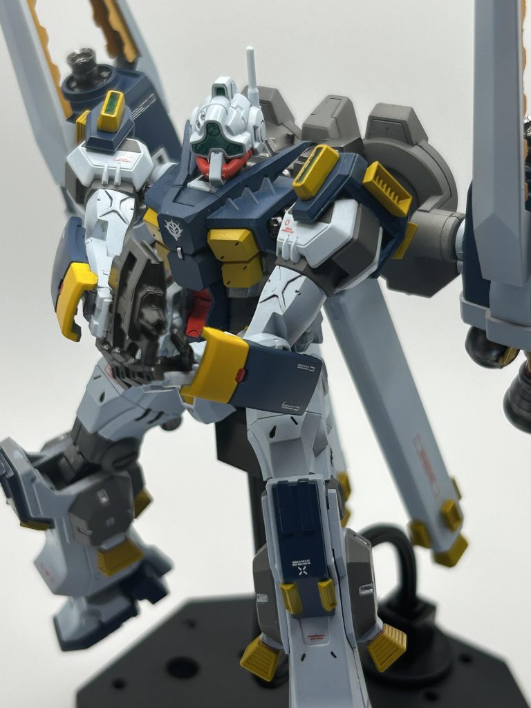 ポージング。制作工程はミキシング、エアブラシ全塗装、筆塗り部分塗装、一部墨入れ、デカール貼りとなります。