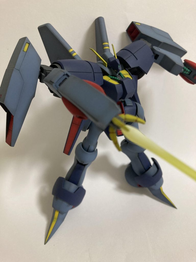 武器が携帯出来ないため、掌ビーム飛行に全振りしてるからビームの出力弱そうです