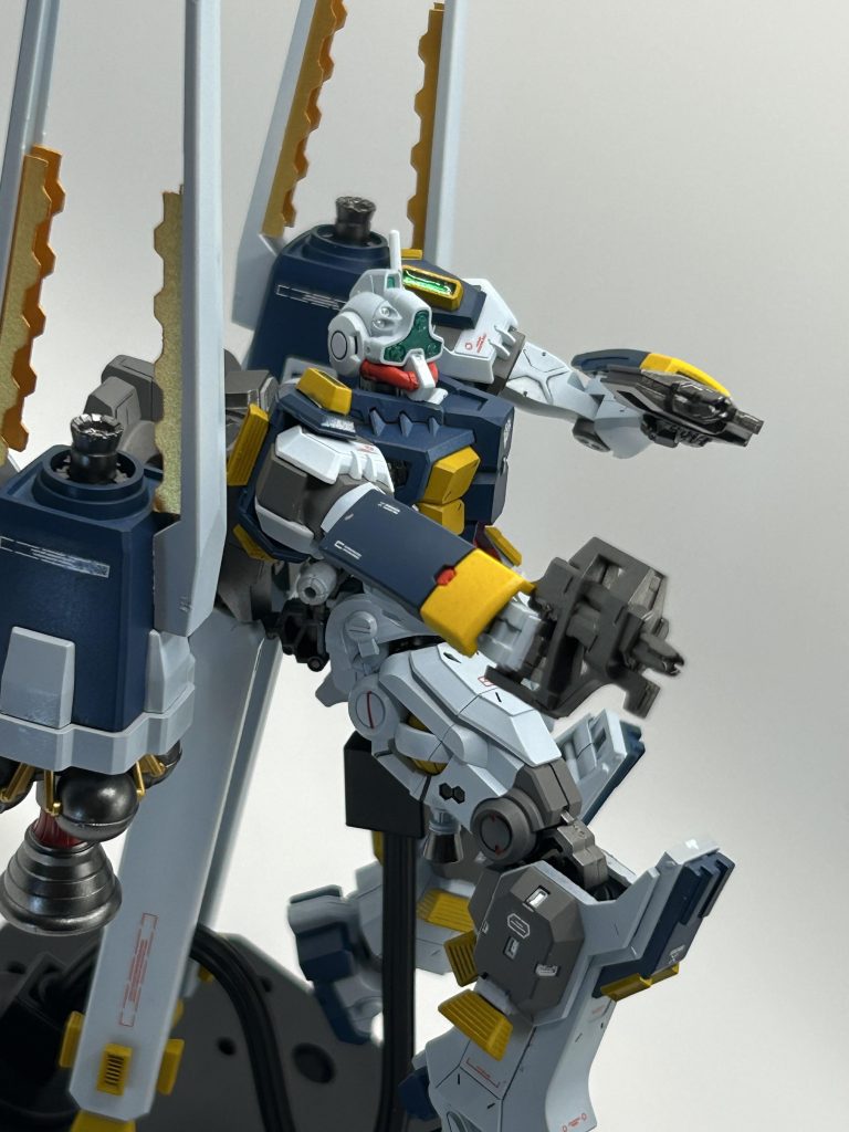 肩部のセンサーはマテリアルシールを貼った後に今回初めてUVレジンを使ってみました。今は何でも100均で買えて便利ですね！ 