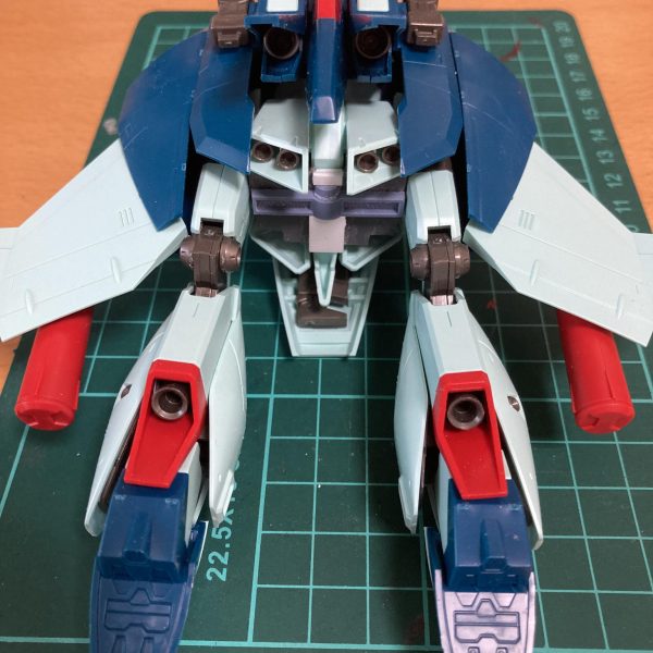 HG UC逆シャアシリーズを作成中です。ようやくリ・ガズィまでたどり着きました(ジェガン→ギラドーガ→レズン用ギラドーガまで完成)キットの出来も良くサクサク作るはずが、リ・ガズィのBWS装着時の形態がなんかカッコ悪い…脚は折りたたみ式ですが、BWSからスラっと伸びた脚の間隔が近く、人型感が無くならないのが原因かと思います(MGは確か又部分に展開ギミックがありましたね)強度的に展開ギミックは難しいので、割り切って変形時用のスペーサーパーツを作りました。HGUCのZガンダム(初期)の変形用パーツを簡単に加工して作成しました。又下にもともとあるポリキャップを利用しているため、本体は無加工で画像のように脚の間隔を広げられます。やっとスペースファイターな感じになりました。かね…？（4枚目）