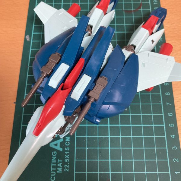 HG UC逆シャアシリーズを作成中です。ようやくリ・ガズィまでたどり着きました(ジェガン→ギラドーガ→レズン用ギラドーガまで完成)キットの出来も良くサクサク作るはずが、リ・ガズィのBWS装着時の形態がなんかカッコ悪い…脚は折りたたみ式ですが、BWSからスラっと伸びた脚の間隔が近く、人型感が無くならないのが原因かと思います(MGは確か又部分に展開ギミックがありましたね)強度的に展開ギミックは難しいので、割り切って変形時用のスペーサーパーツを作りました。HGUCのZガンダム(初期)の変形用パーツを簡単に加工して作成しました。又下にもともとあるポリキャップを利用しているため、本体は無加工で画像のように脚の間隔を広げられます。やっとスペースファイターな感じになりました。かね…？（1枚目）