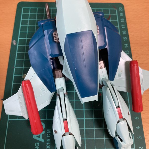 HG UC逆シャアシリーズを作成中です。ようやくリ・ガズィまでたどり着きました(ジェガン→ギラドーガ→レズン用ギラドーガまで完成)キットの出来も良くサクサク作るはずが、リ・ガズィのBWS装着時の形態がなんかカッコ悪い…脚は折りたたみ式ですが、BWSからスラっと伸びた脚の間隔が近く、人型感が無くならないのが原因かと思います(MGは確か又部分に展開ギミックがありましたね)強度的に展開ギミックは難しいので、割り切って変形時用のスペーサーパーツを作りました。HGUCのZガンダム(初期)の変形用パーツを簡単に加工して作成しました。又下にもともとあるポリキャップを利用しているため、本体は無加工で画像のように脚の間隔を広げられます。やっとスペースファイターな感じになりました。かね…？（5枚目）