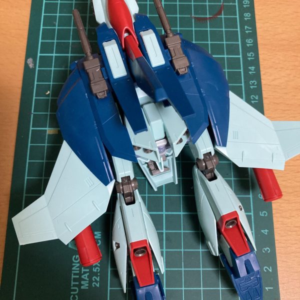 HG UC逆シャアシリーズを作成中です。ようやくリ・ガズィまでたどり着きました(ジェガン→ギラドーガ→レズン用ギラドーガまで完成)キットの出来も良くサクサク作るはずが、リ・ガズィのBWS装着時の形態がなんかカッコ悪い…脚は折りたたみ式ですが、BWSからスラっと伸びた脚の間隔が近く、人型感が無くならないのが原因かと思います(MGは確か又部分に展開ギミックがありましたね)強度的に展開ギミックは難しいので、割り切って変形時用のスペーサーパーツを作りました。HGUCのZガンダム(初期)の変形用パーツを簡単に加工して作成しました。又下にもともとあるポリキャップを利用しているため、本体は無加工で画像のように脚の間隔を広げられます。やっとスペースファイターな感じになりました。かね…？（3枚目）