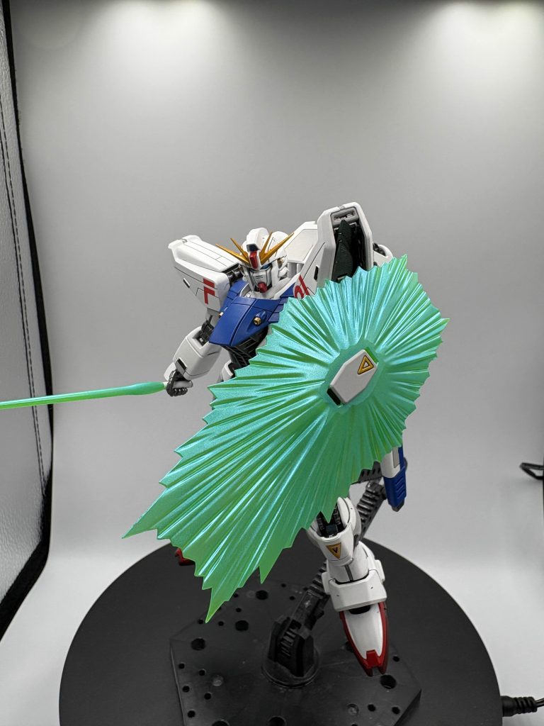 一応ビームシールド持たせてみたんですけど………誰か俺にかっこいいポージングのさせ方を教えてください。