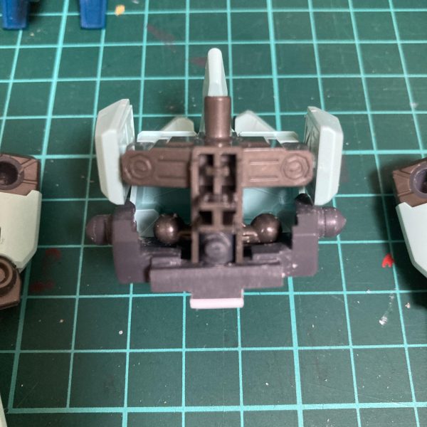 HG UC逆シャアシリーズを作成中です。ようやくリ・ガズィまでたどり着きました(ジェガン→ギラドーガ→レズン用ギラドーガまで完成)キットの出来も良くサクサク作るはずが、リ・ガズィのBWS装着時の形態がなんかカッコ悪い…脚は折りたたみ式ですが、BWSからスラっと伸びた脚の間隔が近く、人型感が無くならないのが原因かと思います(MGは確か又部分に展開ギミックがありましたね)強度的に展開ギミックは難しいので、割り切って変形時用のスペーサーパーツを作りました。HGUCのZガンダム(初期)の変形用パーツを簡単に加工して作成しました。又下にもともとあるポリキャップを利用しているため、本体は無加工で画像のように脚の間隔を広げられます。やっとスペースファイターな感じになりました。かね…？（2枚目）