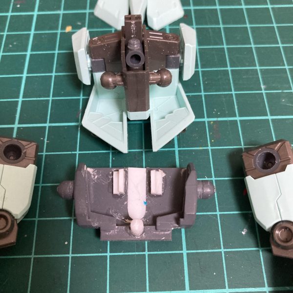 HG UC逆シャアシリーズを作成中です。ようやくリ・ガズィまでたどり着きました(ジェガン→ギラドーガ→レズン用ギラドーガまで完成)キットの出来も良くサクサク作るはずが、リ・ガズィのBWS装着時の形態がなんかカッコ悪い…脚は折りたたみ式ですが、BWSからスラっと伸びた脚の間隔が近く、人型感が無くならないのが原因かと思います(MGは確か又部分に展開ギミックがありましたね)強度的に展開ギミックは難しいので、割り切って変形時用のスペーサーパーツを作りました。HGUCのZガンダム(初期)の変形用パーツを簡単に加工して作成しました。又下にもともとあるポリキャップを利用しているため、本体は無加工で画像のように脚の間隔を広げられます。やっとスペースファイターな感じになりました。かね…？（6枚目）