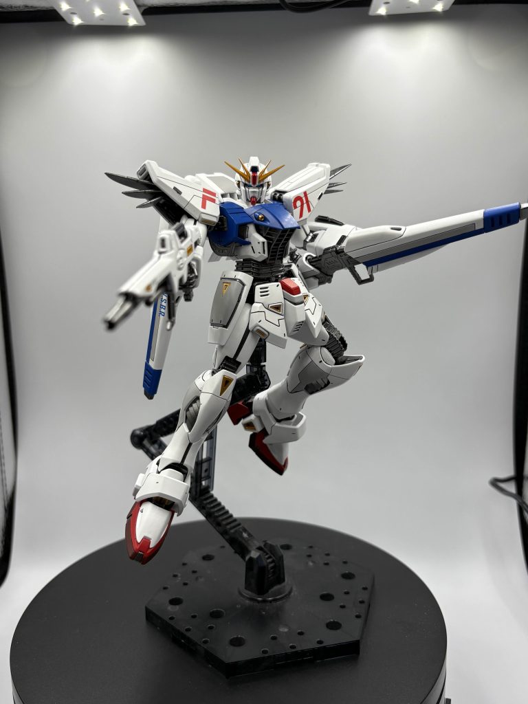 これはビームライフルとヴェスバーを構えさせたポージングこれが一番かっこいいと思います。ただヴェスバーと腕が干渉しまくるんで厳密にはヴェスバー持ててないんですけどね