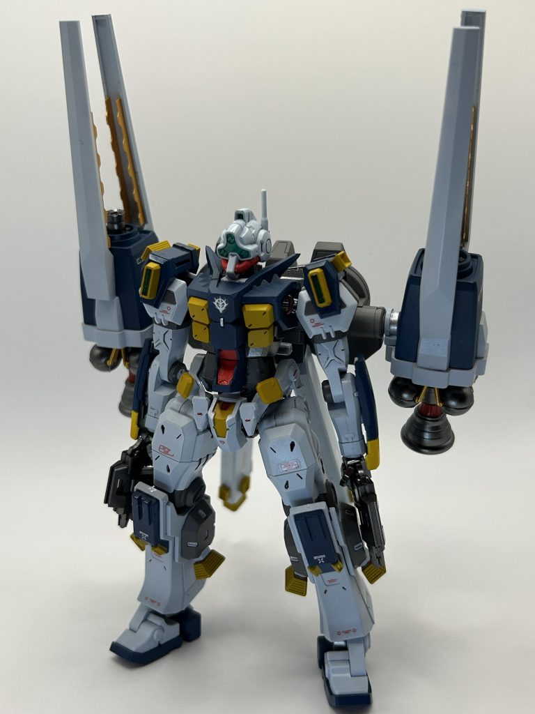 一応スタンド無しでも立てますが、大分前傾にしないとパックパックが重くて無理でした。スリッパは個人的な好みで左右逆にしています。また、そのままではフルアーマーガンダムの脚部には付かないのでボールジョイントを移植しています。