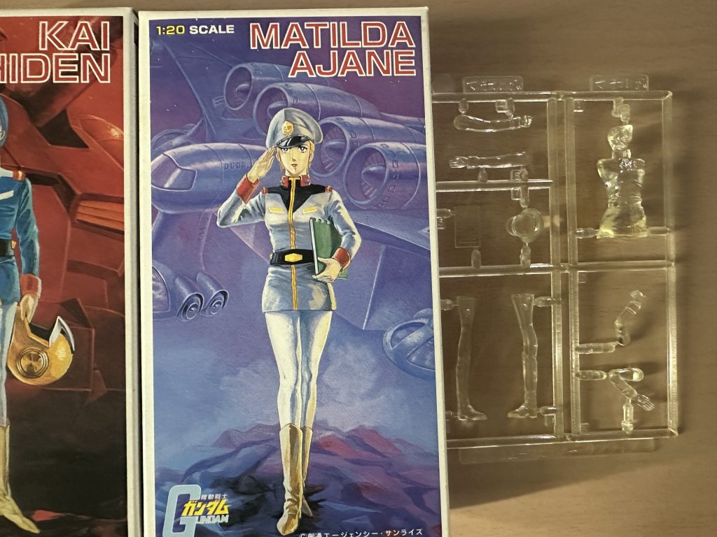 まずは、生足にするためにブーツの部分を削る....アクリルだからか、メッチャ硬い....でも、頑張って削る。片足を削った所で、フッと我に帰る...「俺、何やってんだ？」でも、もう戻れない、だから、削る！！