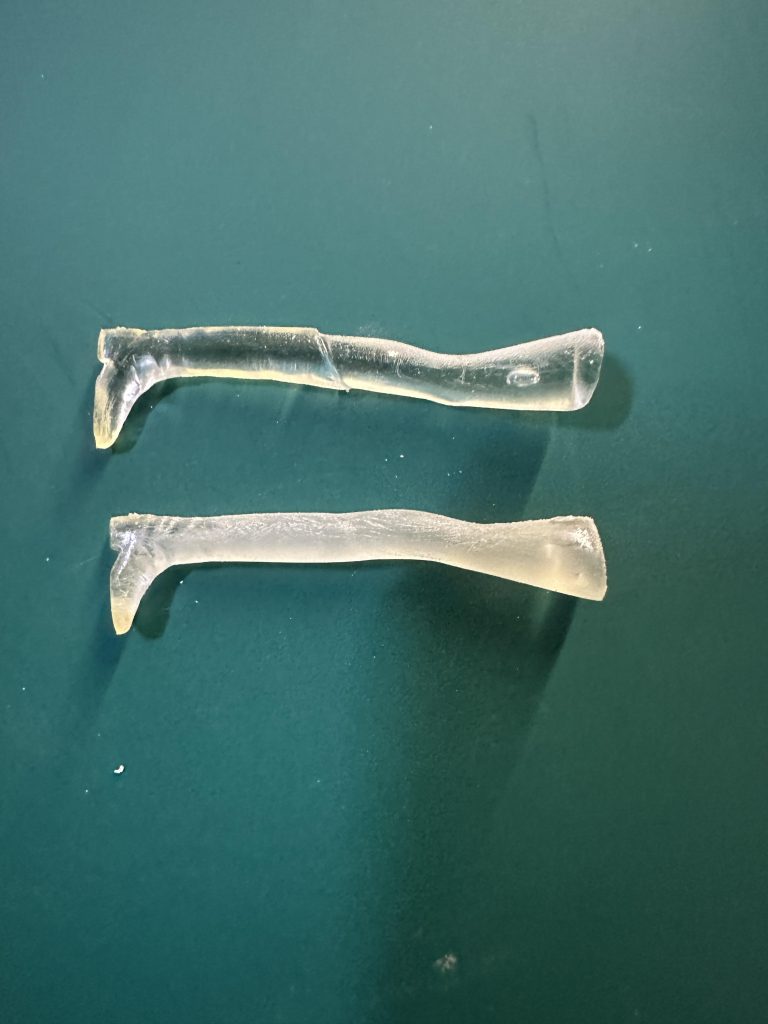 そして、制服のお腹の部分をひたすら削る...削る...削るそして、制服の襟の部分もひたすら......以下省略。