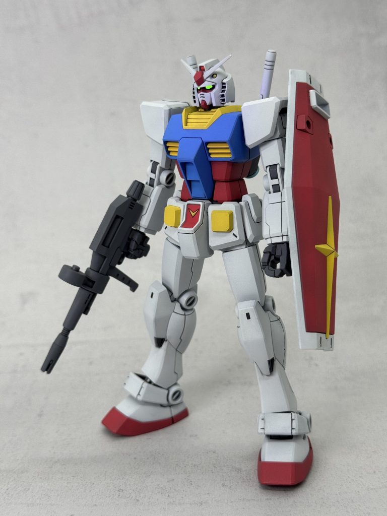 直線が多いように見えるガンダムですが、微妙なRが付いている面がとても多くプレートヤスリよりもスポンジヤスリを使っている時間の方が長かったです。この全身の絶妙なカーブが、どことなく感じる優しい雰囲気に繋がっているのだと実感🤔