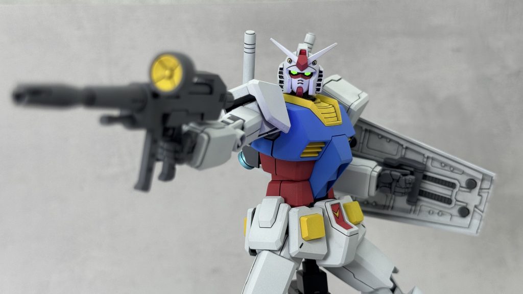 ポーズを付けて何枚か。説明書のポーズを参考にしています😀78ガンダムは象徴的なポーズが多いですね!