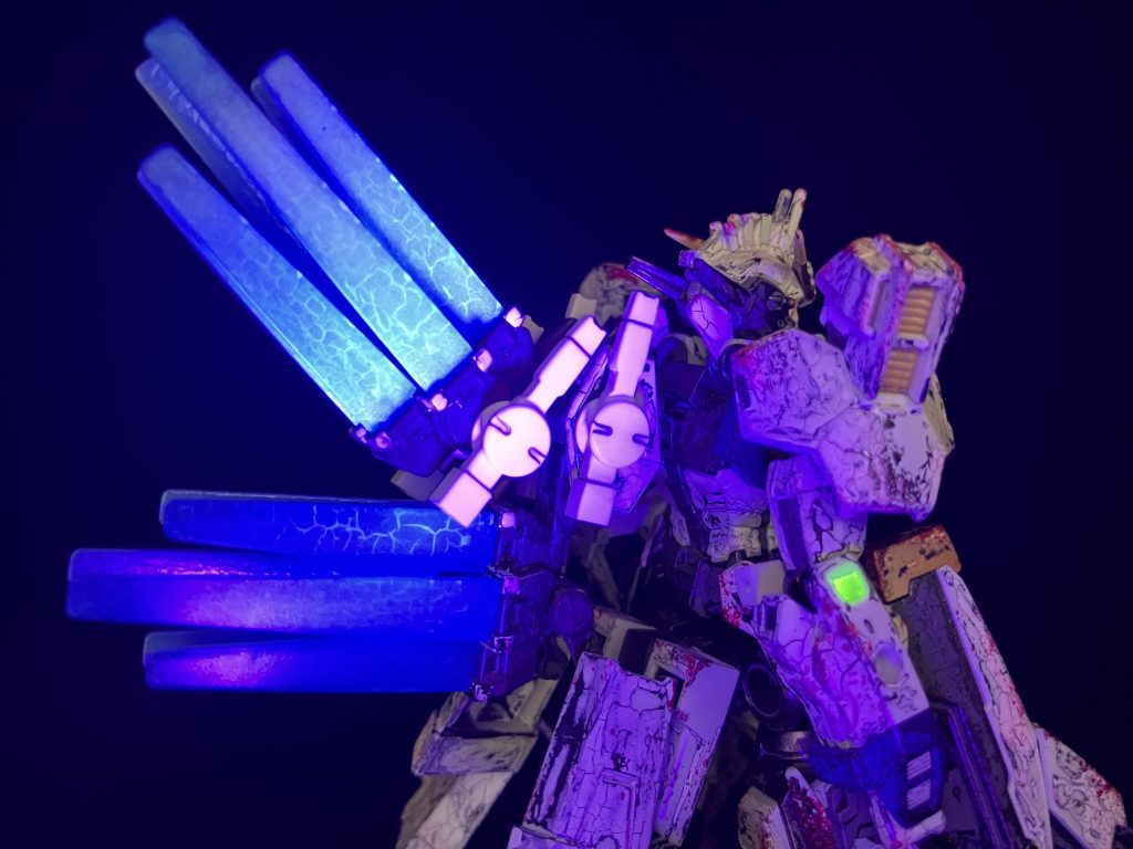 エクステンションフェザーの内側にクラック塗装を施したあと蛍光塗料を塗ることでイナズマエフェクトっぽい表現を試みました。