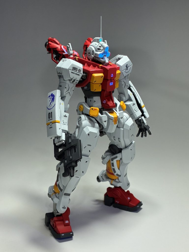 製作した人でないと分からないかもしれませんが、脚部の合わせ目は無駄に多いので、可能な限り消しました。太ももは、ボカタ機のためにできている合わせ目ですが、スガイ機には不要ですので消しました。また、スネのパーツは、左右挟み込みの枠に正面から逆アール型のパーツを嵌め込むので、左右合わせ目はもちろん、正面に一周枠の合わせ目が出来るため、そこも消しています。