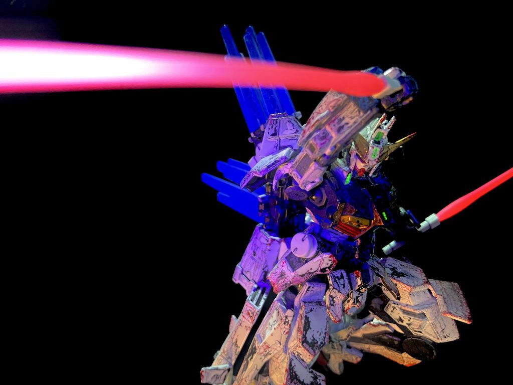 各種武装やセンサーはブラックライトで光ります。