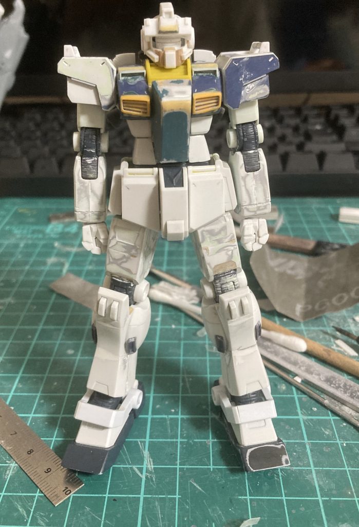 細かい改造ポイントは以下の通り頭部   サンダーボルト版のジムの頭を切った貼ったしたもの腕部    上腕をhg191番のガンダムの物に変更それと合わせて肘のマルイチもガンダムから流用腕も3mmほど幅詰めしました。又、肩はタイミングを変更、肩アーマーの形状を変更胴体   腹部を2mm延長、コックピットハッチをスクラッチ、胸部インテークはhgヘイズル改のものを流用、鎖骨部インテーク周りの追加腰  フロントアーマーを外側に0.5mm延長&各所アーマーのC面の角度変更足   大腿で3mm延長、膝アーマーの角度を変更、ダムの削り込み、ソールの小型化バックパック  元キットのバックパックをベースにプラ板やジャンクパーツを用いてカンタン作成加工時に消えた筋彫りの復活