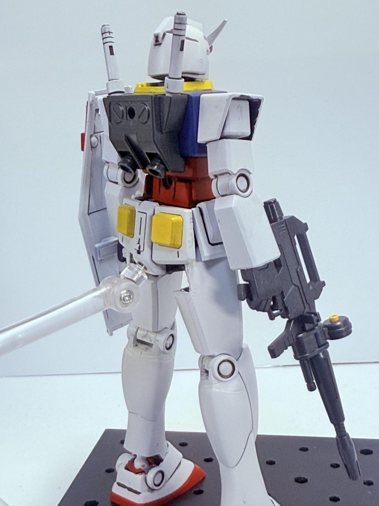 バックショット、胴部分にボールジョイントを仕込んだ関係で装甲が剥き出しになっていますが、ほとんど違和感はありません。