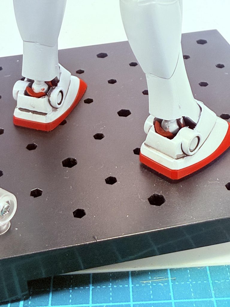 足首にもバールジョイントを仕込み後ろ左右に稼働。足の接地がアニメのように自然なポーズがとれます。