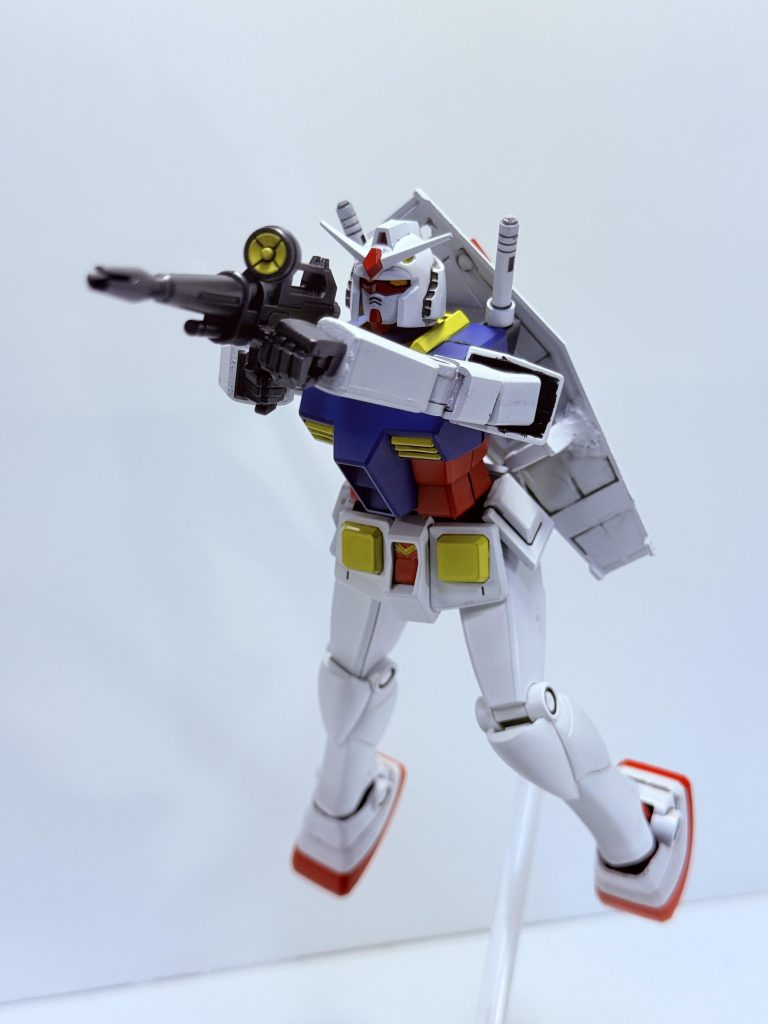 ポージング。ライフル両手構え。