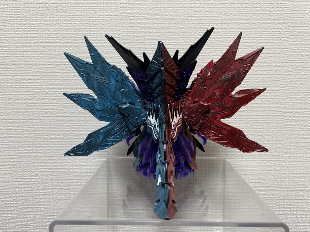 今回は、ガンダムマーカーのニューホワイトで全体をドライブラシ後。半分ずつカラー変更。コスモメタブルーとロイヤルメタレッドでドライブラシ塗装。