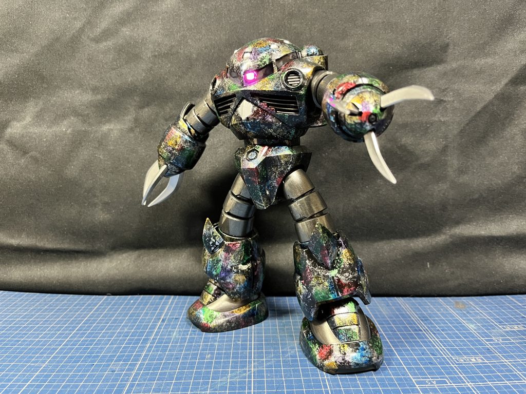 黒サフ吹いてシルバーでラップ塗装、クリアの赤、黄、橙、緑、青、紫をまばらに上塗り他は赤鉄、シルバーで塗装カラフルにしたら派手になりすぎるかと思いましたが全体暗めで落ち着いた感じになりました。