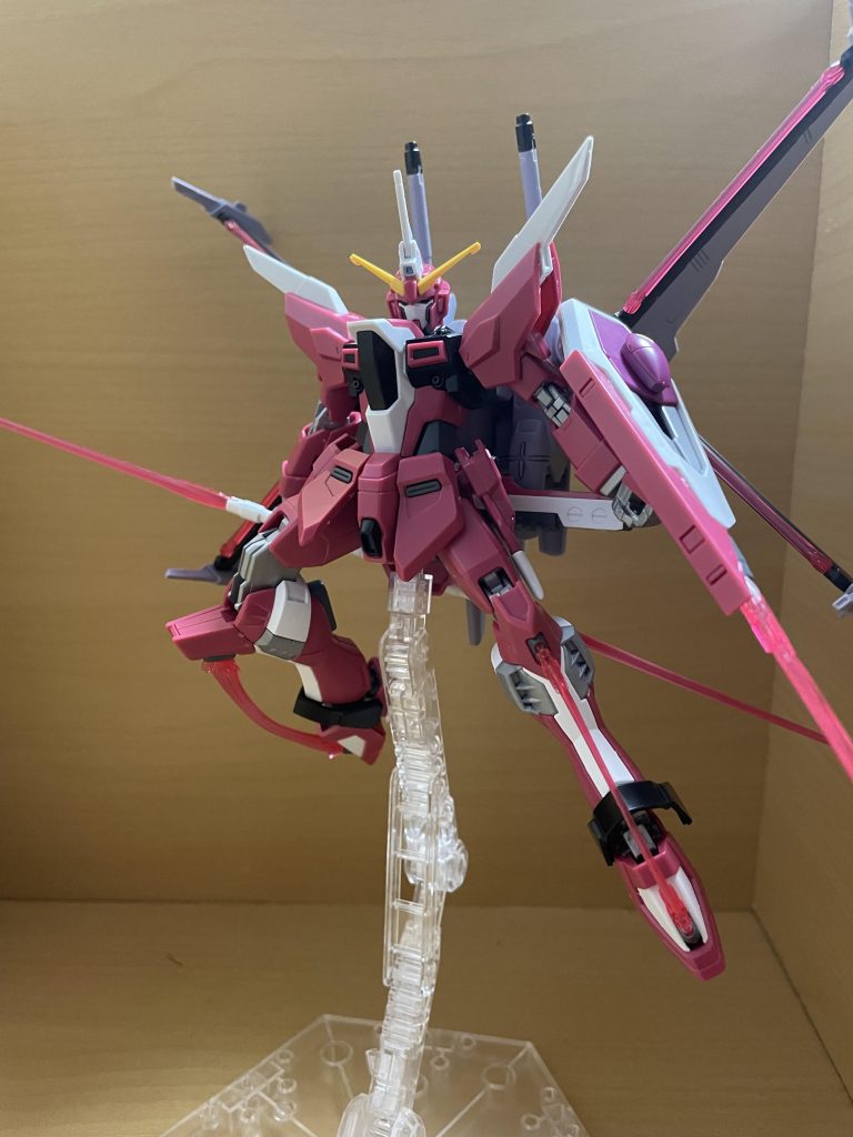 HGCEインフィニットジャスティスも!!!!本編のようにズゴックと一緒に&隠す形での投稿にしました。作ってみて改めてありとあらゆるところにビームエフェクトを付けれて面白い機体だなと思いました。