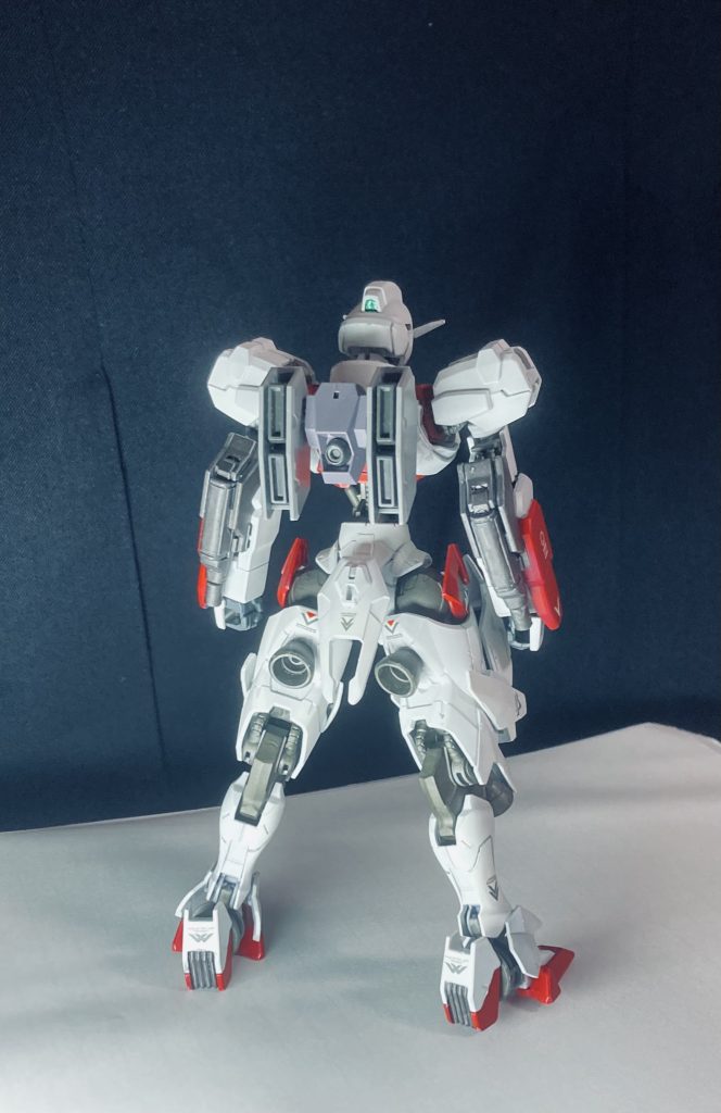 肩にハードポイントを増設したので肩に装備を追加できます。又、肩にオプションを装備するのと同時にバックパックを交換する事で、色んな装備を付け替えて遊べます。