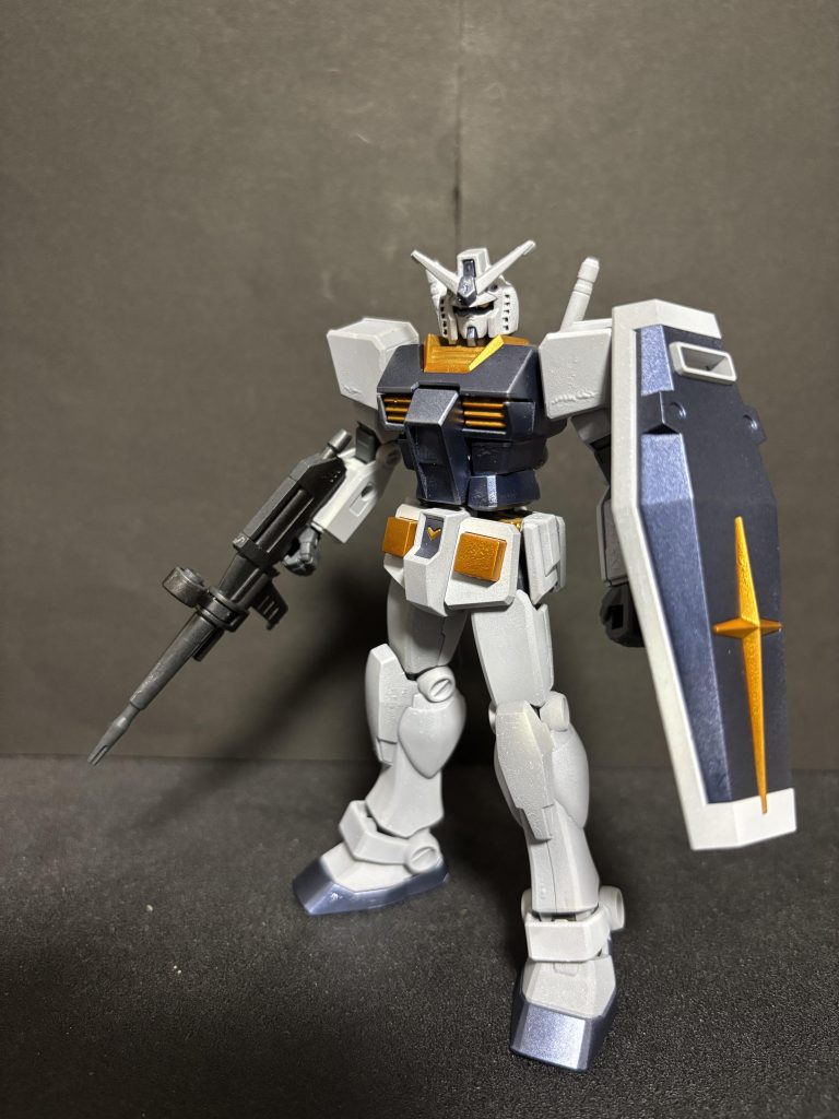 こちらはガンプラ部の企画で当選しましていただいたガンプラになります。普通に組んでも、、、と思いカラーリングを変えました。
