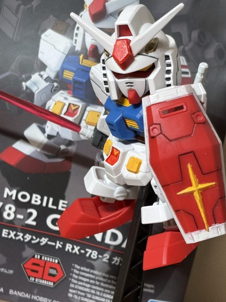 ビームサーベルを抜刀！ビームサーベルはHGの普通のやつに短めのサーベルエフェクトを流用してます。私ん家にはピンクの塗料なんて無いし汎用性の低いものを買う訳にもいかないので(塗料高い)、こっちで我慢です。