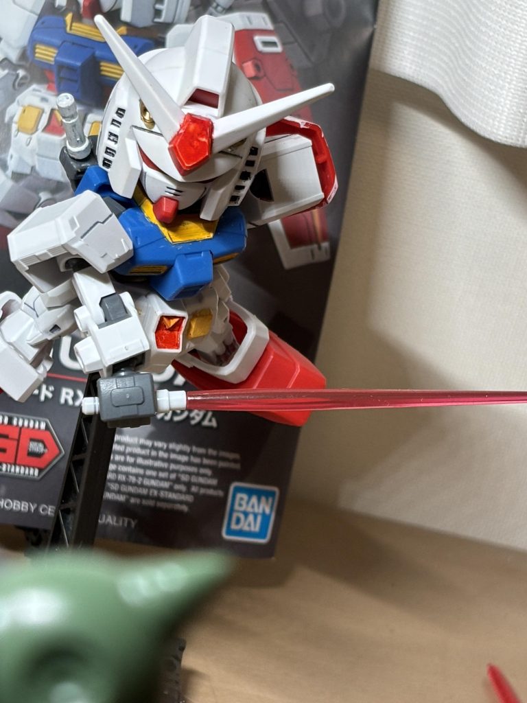 敵機を両断する感じで。これも、Gジェネ「ガンダム(EX)」のビームサーベルのポージング参考にしてます。