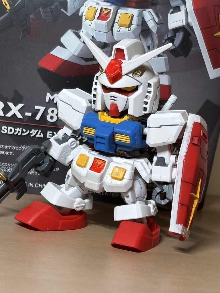 思ったより色分けが甘くてびっくりしましたね。いやはや、どれだけ普通のHGが完成されているのかを思い知らされました。塗装の雑さは初心者なんで、ご愛嬌ということで。