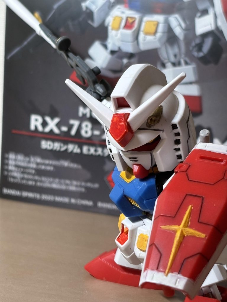 ビーム銃剣(？)で敵を一刀両断するガンダム。初代はトンチキな武器が多いから、これがあっても違和感なかったかも…。